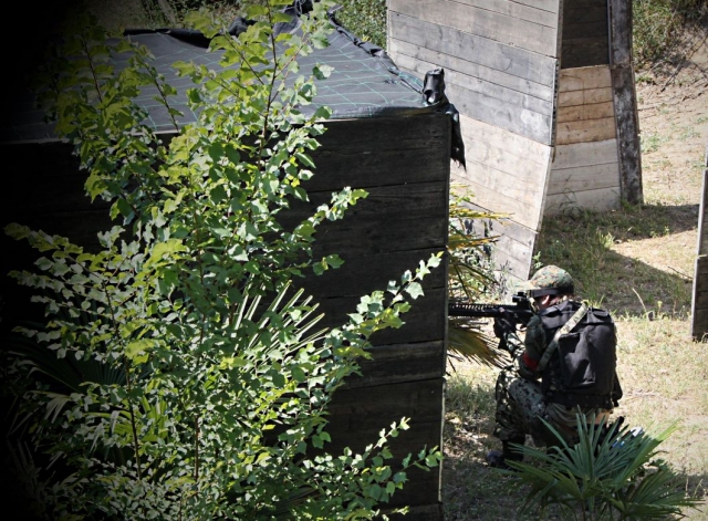  隐藏在障碍物后面